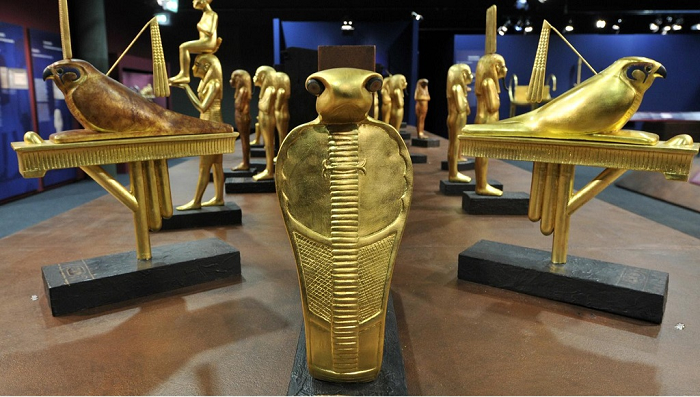 Ngày nay, cuộc sống và cái chết của Pharaoh Tutankhamun vẫn tiếp tục cuốn hút công chúng. 3.000 năm sau khi ông qua đời và gần 100 năm sau khi quan tài được mở, khách tham quan bảo tàng vẫn háo hức được xem các hiện vật từ lăng mộ của ông.