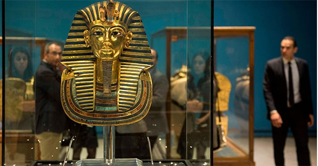 Kể từ khi Howard Carter mở lăng mộ của Tutankhamun, vị vua trẻ đã được chu du khắp thế giới, nhiều hơn những gì ông từng làm trong đời. Chiếc mặt nạ vàng của vua Tut được triển lãm ở Pháp, Anh, Nhật Bản, Nga và Mỹ.