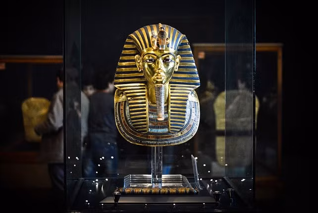 Nhưng trong số hàng ngàn báu vật được khai quật từ nơi an nghỉ cuối cùng của Vua Tut, chiếc mặt nạ vàng là thứ quyến rũ nhất. Đẹp đẽ và nổi bật, đôi mắt đen của nó nhìn chằm chằm vào thế giới hiện đại của chúng ta, như một vị khách lạc lối đến từ quá khứ.