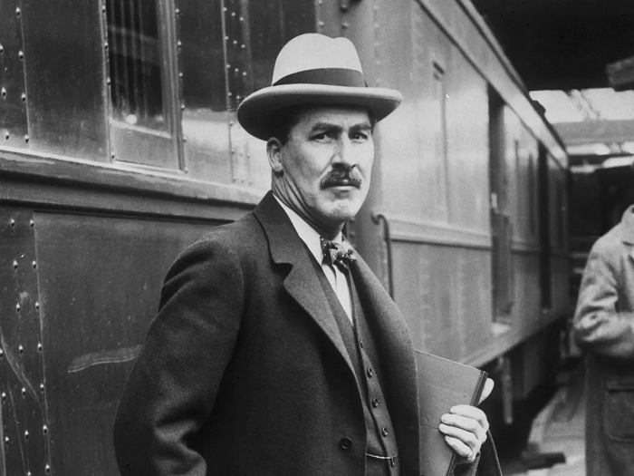 Với Carter dẫn đường, hai người đàn ông bước qua ngưỡng cửa và đi vào một bầu không khí ngột ngạt, tăm tối.