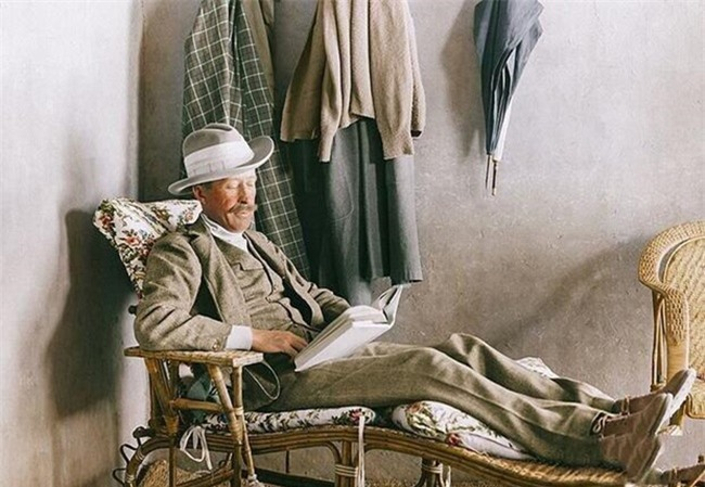 Nhưng những chuyến du hành vòng quanh thế giới của Vua Tut không phải là không có tai tiếng. Đầu tiên, hài cốt của vị vua trẻ bị phủ bóng bởi những nghi ngờ về một lời nguyền. Carter may mắn thoát khỏi lời nguyền, nhưng Carnarvon chết ngay sau khi lăng mộ Vua Tut được mở. Ông ta không qua nổi chứng ngộ độc máu do bị muỗi đốt. 