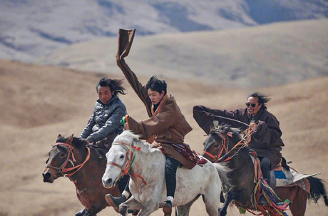 Theo Acient Origins, các bằng chứng định cư cho thấy người Denisovans đã chiếm lĩnh cao nguyên Tây Tạng từ 160.000 năm trước, trong khi người hiện đại lần lượt đến theo 3 nhóm, vào các thời điểm 40.000, 16.000 và 8.000 năm trước.