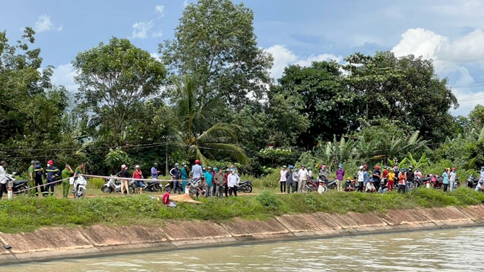  Buồn chuyện gia đình, mẹ dẫn theo hai con nhảy cầu tự tử: Chiều 5/9, Chủ tịch UBND xã Bàu Năng, huyện Dương Minh Châu, tỉnh Tây Ninh xác nhận, trên địa bàn vừa xảy ra vụ mẹ ôm 2 con nhỏ nhảy cầu tự tử. Trước đó, đêm 4/9, chị N.T.P.U (SN 1995, ngụ tại Khu phố 3, phường Long Hoa, Thị xã Hoà Thành) đã dắt theo con nhỏ gồm bé trai tên V.K sinh năm 2018 và bé gái P.A sinh năm 2020, ra khu vực cầu K13 để lại xe và nhảy cầu tự tử. Đến 15h chiều 5/9, lực lượng chức năng đã vớt được thi thể của ba mẹ con.