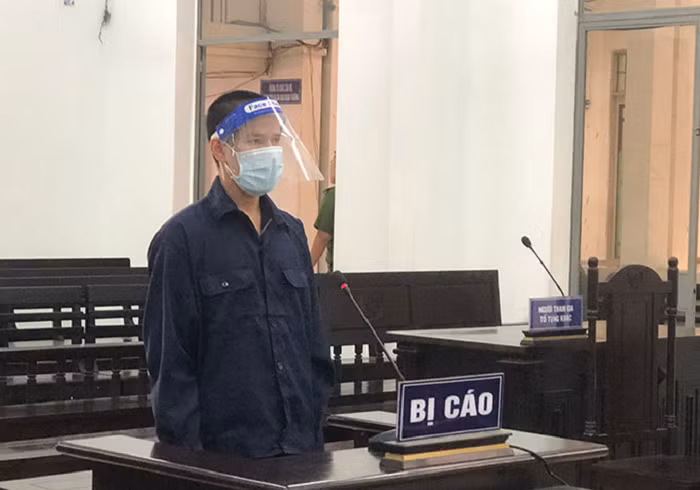  Chém chết người chung sống sau khi uống rượu: Chiều 5/9, TAND tỉnh Khánh Hòa tuyên phạt bị cáo Cao Văn Hào (sinh năm 1983, trú xã Khánh Hiệp, huyện Khánh Vĩnh, tỉnh Khánh Hòa) 20 năm tù về tội giết người.Theo cáo trạng, Hào và chị C.T.L sống chung như vợ chồng nhưng không đăng ký kết hôn. Quá trình chung sống, Hào thường xuyên uống rượu và đánh chị L. Ngày 3/7/2021, Hào và chị L. ngồi uống rượu thì xảy ra mâu thuẫn, cãi nhau. Hào bực tức, vào bếp lấy dao đâm nhiều nhát vào ngực chị L. khiến nạn nhân tử vong. Sáng hôm sau, Hào đi mua rượu, nhang đèn về làm lễ cúng, sau đó đến công an xã đầu thú.