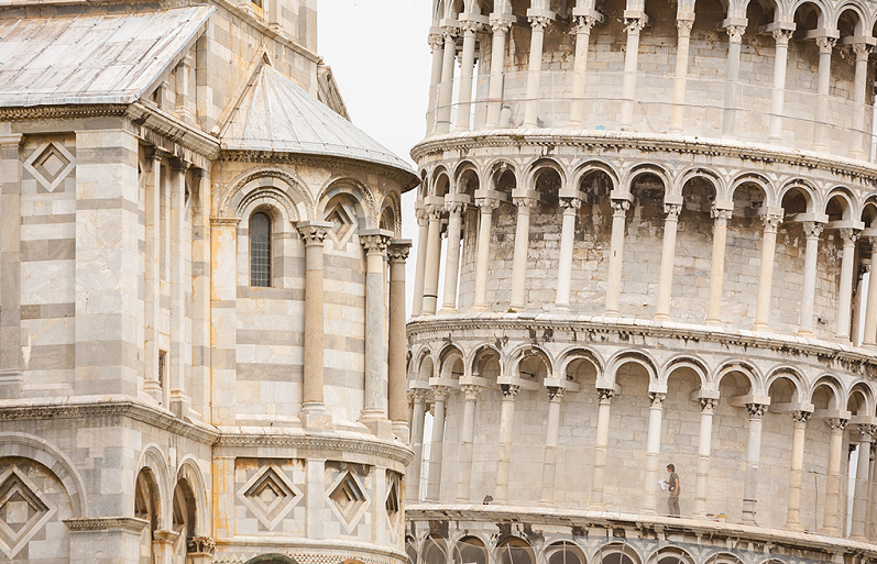 Toà tháp Pisa từng nghiêng sang nhiều hướng. Sau khi được xây dựng lần 2 năm 1284, tháp đã nghiêng 0,2 độ về phía bắc.