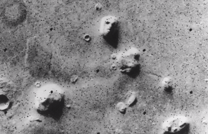  3. Khuôn mặt trên sao Hỏa: Một trong những hình ảnh kỳ lạ nhất xuất hiện năm 1976 khi tàu vũ trụ Viking 1 của NASA chụp được gương mặt người tại khu vực Cydonia trên hành tinh đỏ. Thực chất đó chỉ là một quả đồi có chiều dài lên tới gần 3,2 km với nhiều chỗ lồi lõm mà thôi.