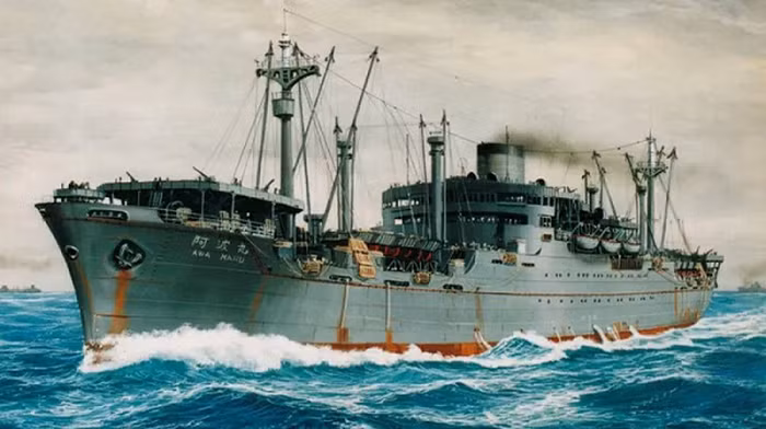  12. Kho báu trên tàu Awa Maru: Tàu biển Awa Maru của Nhật Bản đã bị Hải quân Mỹ tấn công và đánh chìm. Nhiều tin đồn cho rằng, trên tàu cất giấu một kho báu có trị giá lên tới 5.000 tỷ USD bao gồm vàng, bạch kim và kim cương.