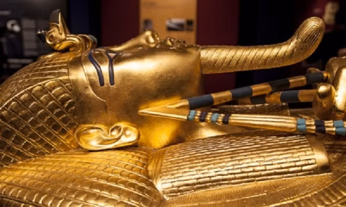  7. Kho báu của Pharaoh: Mọi người đều biết về kho báu rộng lớn chứa trong các ngôi mộ Ai Cập cổ đại. Các Pharaoh được chôn cùng với tất cả những thứ cần thiết để đảm bảo cuộc sống ở thế giới bên kia. Một nhà khảo cổ học người Anh tin rằng ông đã tìm thấy những đầu mối về vị trí của các ngôi mộ và đang cố gắng hết mình để bảo vệ chúng. 