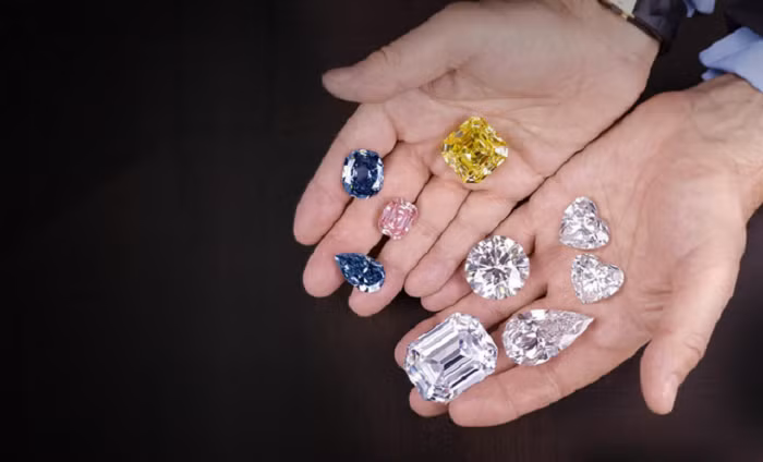  6. Những viên đá quý bị mất cắp của Graff Diamonds: Năm 2009, cửa tiệm đá quý hàng đầu nước Anh - Graff Diamonds đã bị tấn công bởi hai tên cướp có vũ trang. Kết quả, 43 viên đá quý trị giá 65 triệu USD đã bị chúng lấy đi. Điều đáng nói là mặc dù hai tên cướp đã bị cảnh sát bắt giữ nhưng số đá quý này, cho đến nay vẫn bặt vô âm tín và trở thành một trong những kho báu mất tích lớn nhất của xứ sở sương mù.
