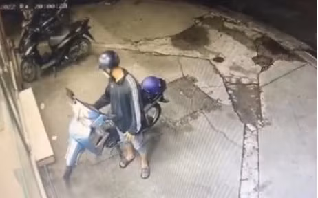  Nam công nhân tay không chống trả 2 tên trộm có dao: Ngày 28/9, công an phường Thuận Giao, TP Thuận An, tỉnh Bình Dương, đang điều tra 2 đối tượng trộm xe máy rút dao chống trả người dân khi bị truy đuổi. Theo đó, tối 27/9, hai thanh niên chở nhau trên xe máy tiếp cận cửa hàng tiện lợi trong khu dân cư Việt Sing, phường Thuận Giao để trộm xe máy. Lúc này, anh Huỳnh Văn L. (21 tuổi, quê Đồng Tháp) làm công nhân, đi ngang qua phát hiện vụ việc nên đã lao xe tới quật ngã một tên. Thấy vậy, đối tượng còn lại liền chạy tới giằng co với anh L. Một mình anh L. cùng lúc chống trả, giằng co với 2 tên trộm. Bất ngờ một tên rút dao trong người tấn công, nên anh L. phải buông tay để hai đối tượng lên xe tẩu thoát. Do đưa tay lên đỡ, anh L. bị nhiều vết chém ở tay. Hiện trường có rất nhiều đoản bẻ khóa, bình xịt hơi cay và con dao, may mắn chiếc xe chưa bị mất.