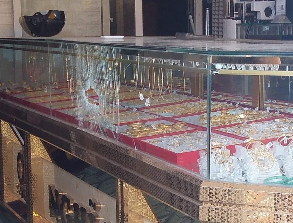  Cướp tiệm vàng ở Bình Dương, truy bắt 2 nghi can đi xe màu đỏ: Chiều 28/9, đại diện chính quyền phường Bình Chuẩn, thành phố Thuận An, Bình Dương cho biết, công an đang khám nghiệm hiện trường để điều tra một vụ cướp tiệm vàng. Thông tin ban đầu, trưa ngày 28/9, hai thanh niên (chưa rõ lai lịch) đi xe máy chạy vào tiệm vàng N trên đường Thủ Khoa Huân, phường Bình Chuẩn, thành phố Thuận An, tỉnh Bình Dương. Sau khi đi vào tiệm vàng, đối tượng dùng hung khí đập vỡ tủ kính lấy đi một số trang sức rồi lên xe máy bỏ chạy. Vụ việc xảy ra trong chớp nhoáng khiến người trong tiệm vàng không kịp trở tay. Nghe tiếng hô hoán, một số người dân đã đuổi theo, hai đối tượng đã lên xe máy rời đi với tốc độ cao. Theo hình ảnh từ camera an ninh ghi lại, hai nam thanh niên bịt khẩu trang, đi trên chiếc xe máy màu đỏ.