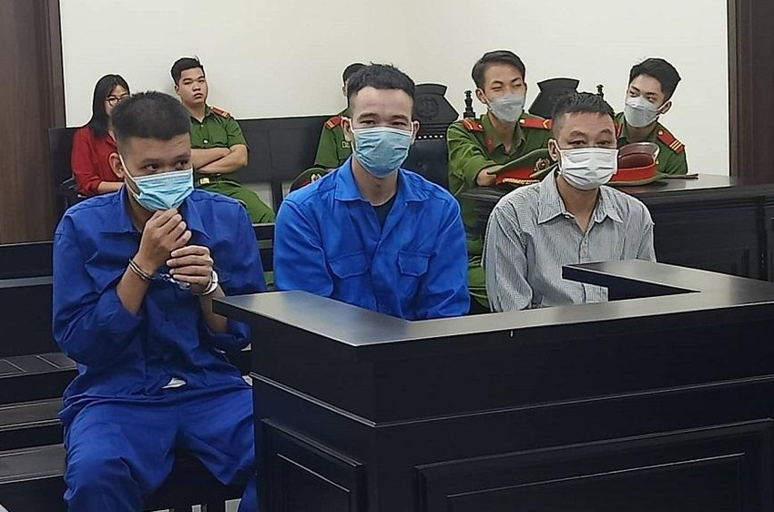  Chồng và con trai lãnh án tù sau khi bắt quả tang vợ ngoại tình: Ngày 28/9, TAND TP Hà Nội mở phiên tòa xét xử, tuyên phạt bị cáo Tạ Văn Sơn (50 tuổi) bảy năm tù về tội cướp tài sản. Cùng tội danh trên, hai bị cáo Tạ Tuấn Linh (26 tuổi, con trai bị cáo Sơn) và Nguyễn Tuấn Anh (39 tuổi) bị tuyên ba năm tù. Theo cáo trạng, ông Sơn và vợ là bà N.T.T. (44 tuổi) mở cửa hàng kinh doanh điện máy. Khoảng tháng 8/2021, ông V.C.N. (44 tuổi) là khách thường xuyên đến mua hàng nảy sinh tình cảm với bà T. Hai người này nhiều lần hẹn hò, rủ nhau đi nhà nghỉ. Thấy vợ có biểu hiện khác thường, ông Sơn đã cùng 2 con là Linh và Tuấn Anh theo dõi và bắt quả tang ông N. và bà T. tại nhà nghỉ. Gia đình ông Sơn sau đó đã đánh đập, đe doạ, ép buộc ông N. phải bồi thường danh dự với số tiền là 300 triệu đồng.