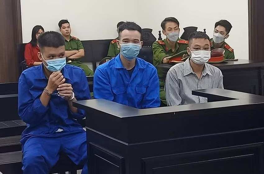  Chồng và con trai lãnh án tù sau khi bắt quả tang vợ ngoại tình: Ngày 28/9, TAND TP Hà Nội mở phiên tòa xét xử, tuyên phạt bị cáo Tạ Văn Sơn (50 tuổi) bảy năm tù về tội cướp tài sản. Cùng tội danh trên, hai bị cáo Tạ Tuấn Linh (26 tuổi, con trai bị cáo Sơn) và Nguyễn Tuấn Anh (39 tuổi) bị tuyên ba năm tù. Theo cáo trạng, ông Sơn và vợ là bà N.T.T. (44 tuổi) mở cửa hàng kinh doanh điện máy. Khoảng tháng 8/2021, ông V.C.N. (44 tuổi) là khách thường xuyên đến mua hàng nảy sinh tình cảm với bà T. Hai người này nhiều lần hẹn hò, rủ nhau đi nhà nghỉ. Thấy vợ có biểu hiện khác thường, ông Sơn đã cùng 2 con là Linh và Tuấn Anh theo dõi và bắt quả tang ông N. và bà T. tại nhà nghỉ. Gia đình ông Sơn sau đó đã đánh đập, đe doạ, ép buộc ông N. phải bồi thường danh dự với số tiền là 300 triệu đồng.