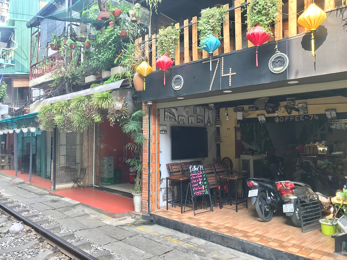 Nhiều quán đã tạm dừng kinh doanh trong thời gian chờ biện pháp giải quyết giữa UBND TP. Hà Nội và Bộ Giao thông Vận tải.