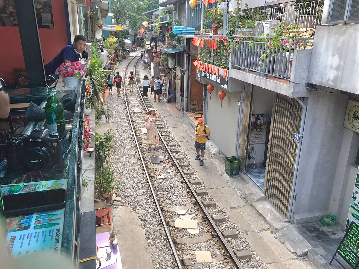 Toan canh pho cafe duong Tau ngay dau bi rao chan-Hinh-9