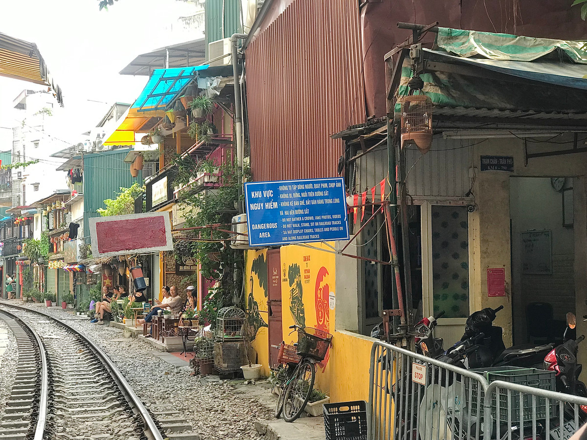 "Người dân ở đây đều có trách nhiệm, tàu qua là mọi người loa còi thông báo cho tất cả khách. Đông thì có đông thật nhưng vấn đề an toàn luôn được đảm bảo. Ở đây bán hàng từ năm 2018, nhưng chưa xảy ra một vụ tai nạn nào. Ngày xưa không bán hàng thì thỉnh thoảng lại có một vài vụ tai nạn", chủ một quán cafe đường tàu chia sẻ. 