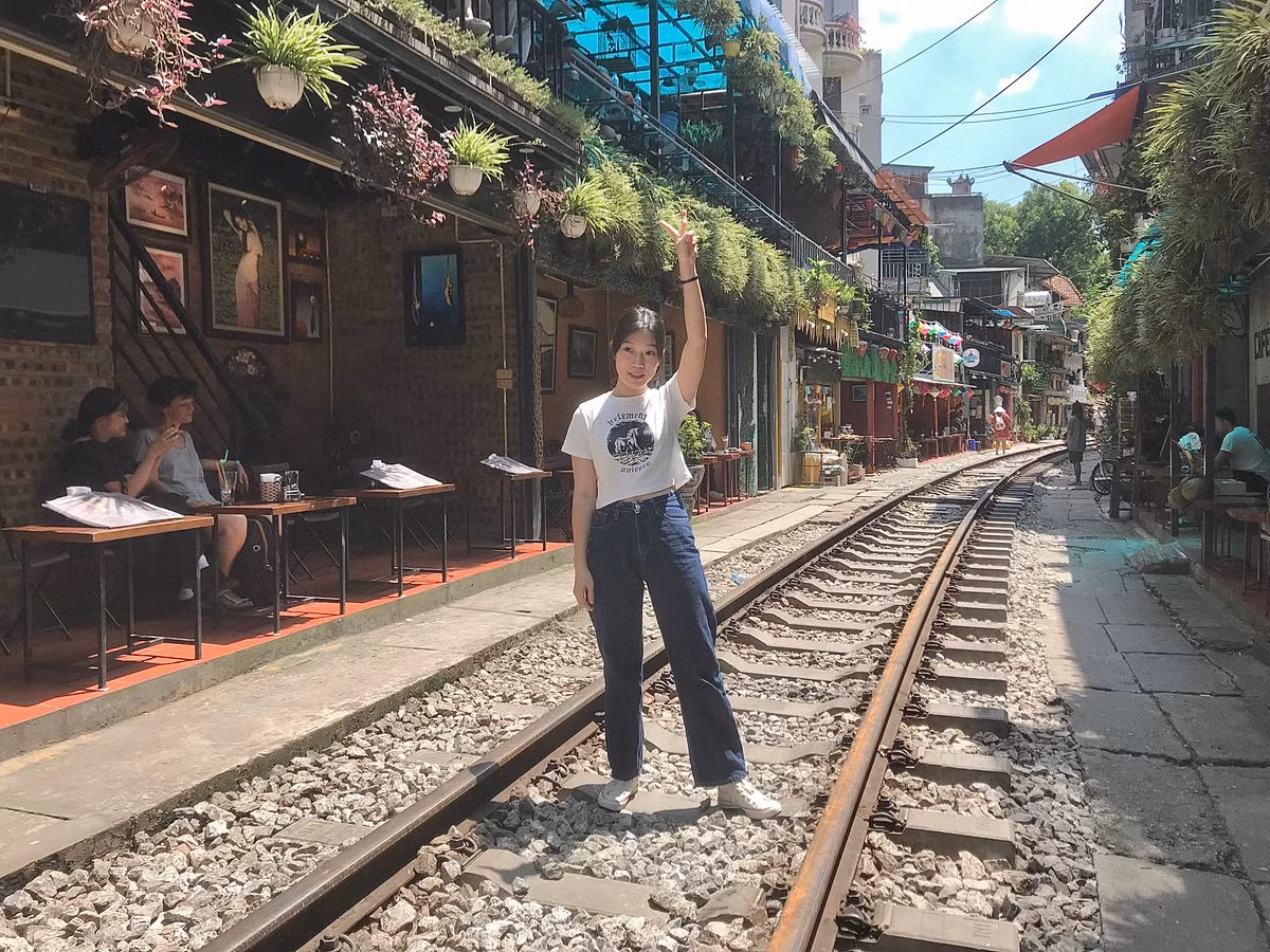 Đây là lần thứ hai kể từ đầu năm, Tổng công ty Đường sắt Việt Nam đề nghị UBND TP Hà Nội xử lý người buôn bán, chụp ảnh trên đường sắt, gây mất an toàn giao thông.