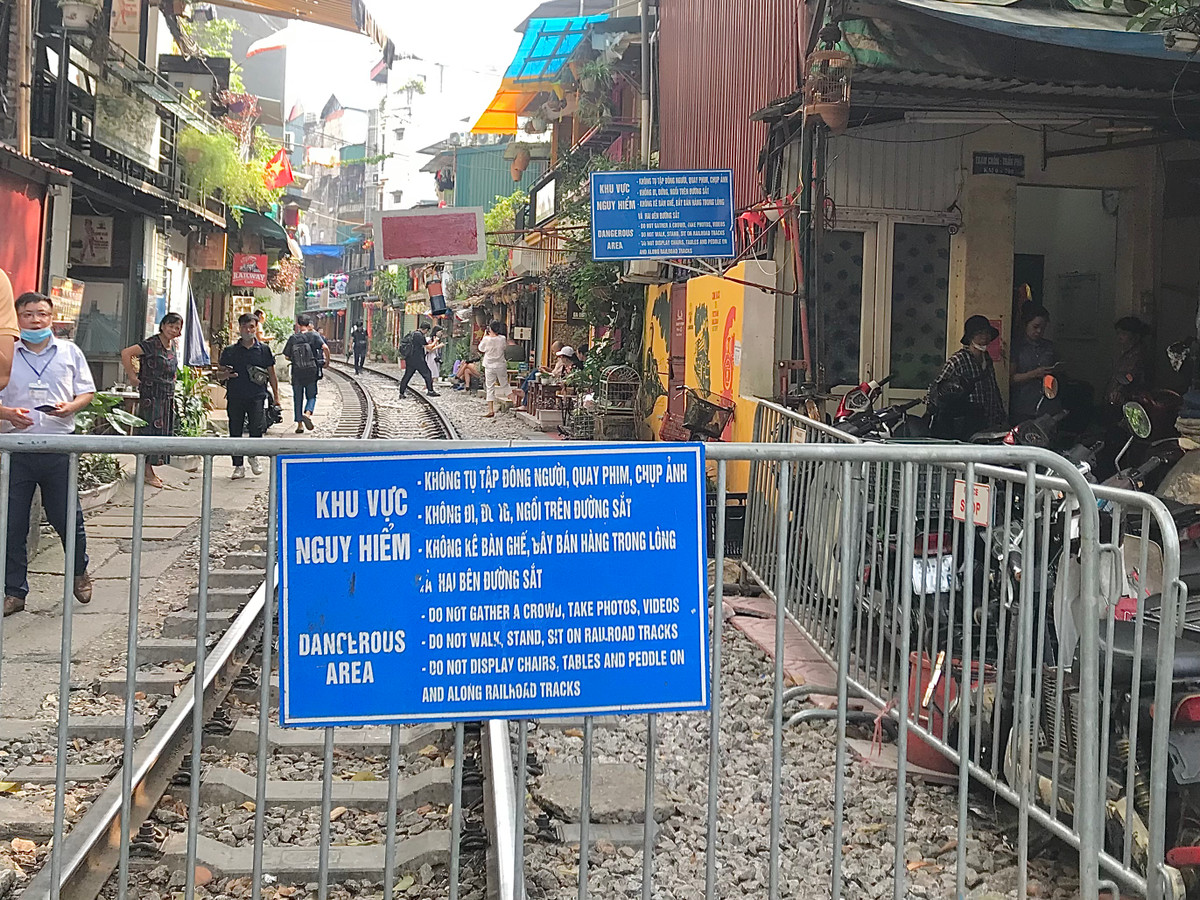 Biển cảnh báo khu vực nguy hiểm được gắn ngay tại các lối vào phố cafe đường tàu.