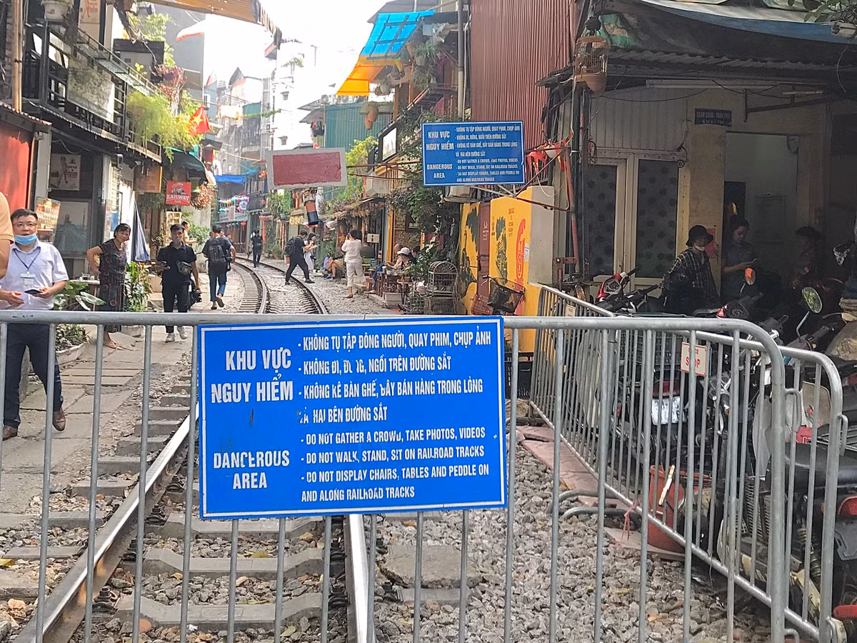 Biển cảnh báo khu vực nguy hiểm được gắn ngay tại các lối vào phố cafe đường tàu.