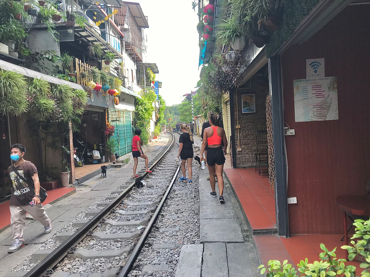 Dù đã có biển cảnh báo khu vực nguy hiểm, rào chắn nhưng nhiều du khách vẫn thản nhiên đi vào.