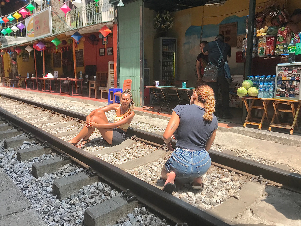 Toan canh pho cafe duong Tau ngay dau bi rao chan-Hinh-2