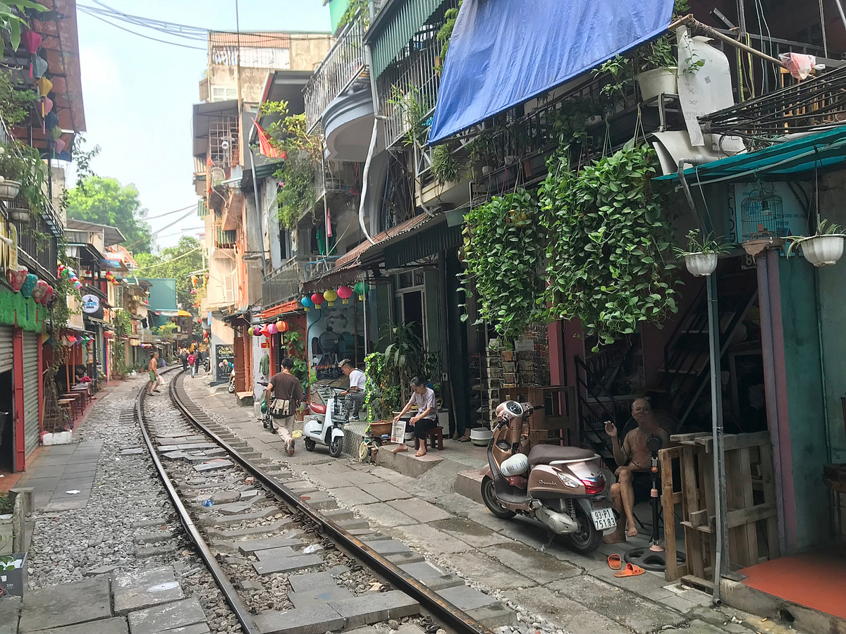 Ông Nguyễn Xuân Lịch (55 tuổi), chủ một quán cafe đường tàu cho hay: "Ở đây từ thứ 2 đến thứ 6 trong thời gian từ 6h đến 21h30 đêm là không có tàu chạy, thứ 7 và chủ nhật mới có tàu chạy. Tôi và người dân ở đây mong muốn được cho phép bán hàng vào ngày tàu không chạy. Còn nếu cấm hẳn thì tôi thấy vô lý lắm, ngày thường làm gì có tàu chạy mà xảy ra tai nạn".