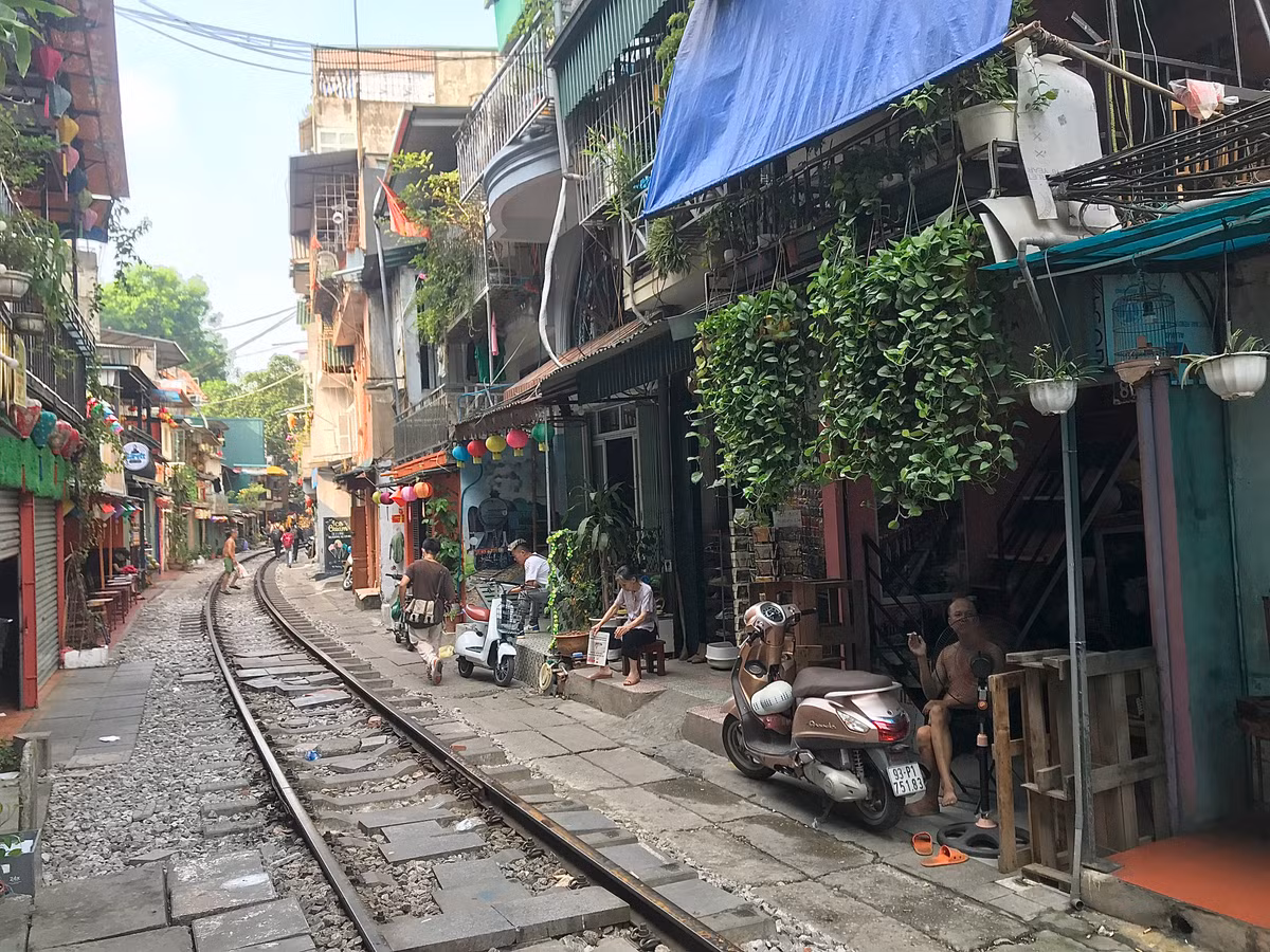 Ông Nguyễn Xuân Lịch (55 tuổi), chủ một quán cafe đường tàu cho hay: "Ở đây từ thứ 2 đến thứ 6 trong thời gian từ 6h đến 21h30 đêm là không có tàu chạy, thứ 7 và chủ nhật mới có tàu chạy. Tôi và người dân ở đây mong muốn được cho phép bán hàng vào ngày tàu không chạy. Còn nếu cấm hẳn thì tôi thấy vô lý lắm, ngày thường làm gì có tàu chạy mà xảy ra tai nạn".