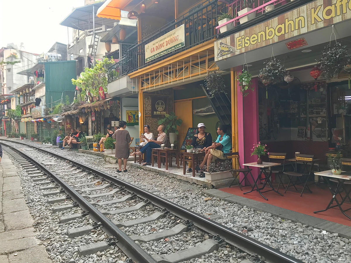 Toan canh pho cafe duong Tau ngay dau bi rao chan-Hinh-4