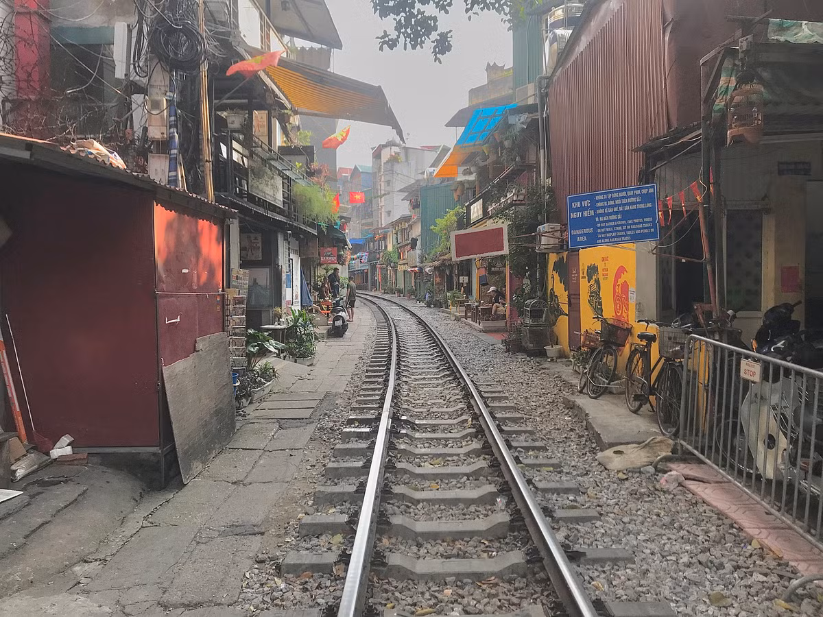 Toan canh pho cafe duong Tau ngay dau bi rao chan-Hinh-10