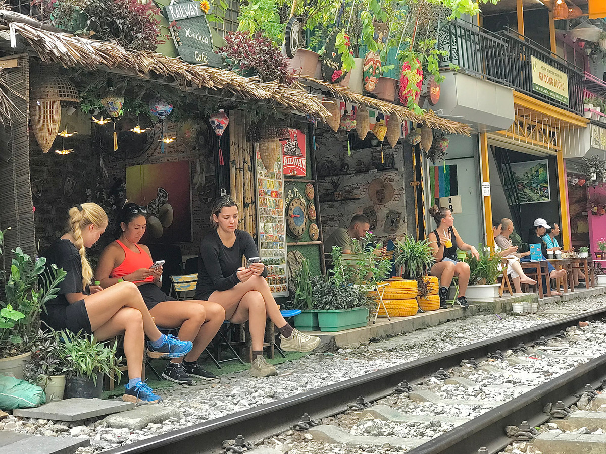 9h sáng 15/9 tại phố cafe đường tàu Hà Nội.