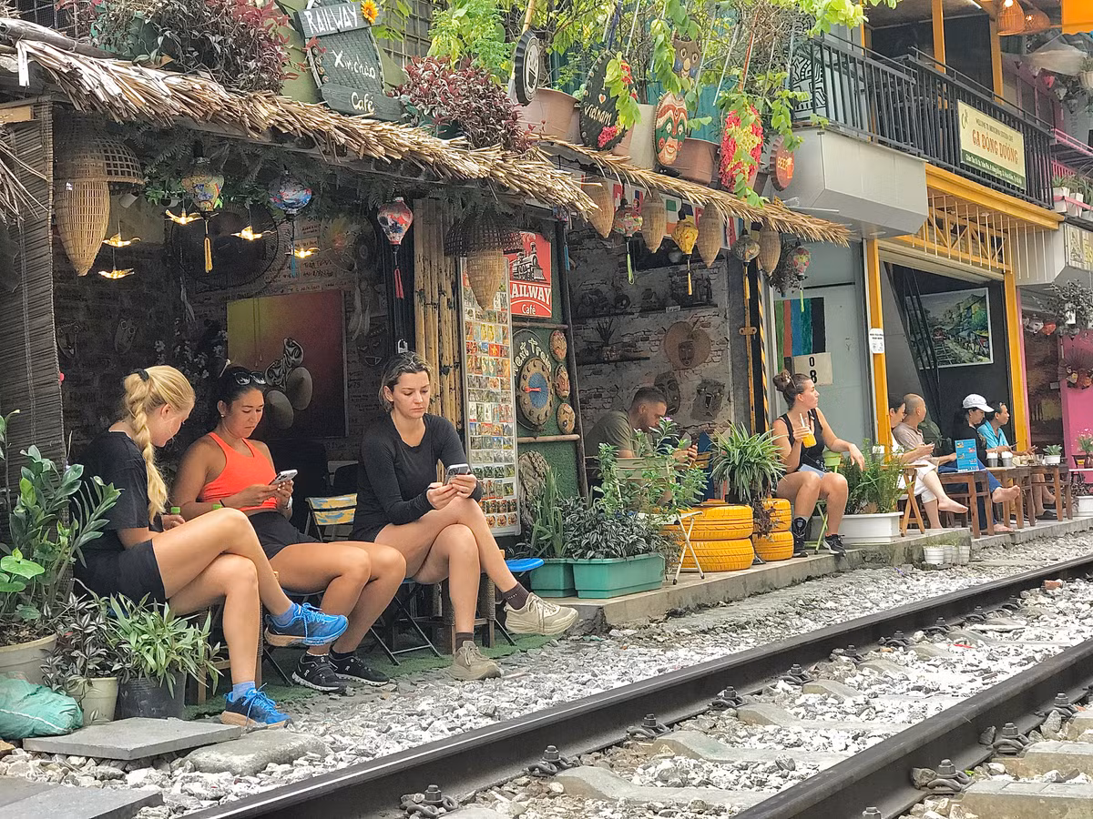 9h sáng 15/9 tại phố cafe đường tàu Hà Nội.