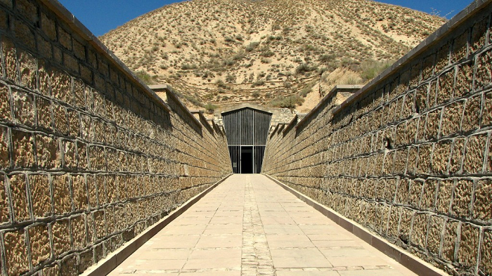 Bên trong lăng mộ, các nhà khảo cổ phát hiện căn phòng chứa đầy đồ đồng và hài cốt của một người đàn ông cao khoảng 159cm. Các nhà khảo cổ xác định ngôi mộ không thuộc về ai khác ngoài vua Midas.Ngày nay, lăng mộ ở Yassihuyuk được đặt tên là “lăng Midas”.