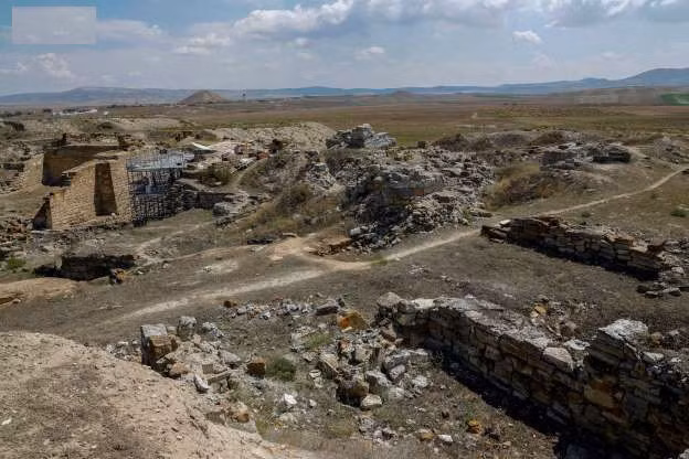 Năm 705 TCN, quân Cimmerian tập hợp lại và tấn công Phrygia. Những chiến binh của Cimmerian nhanh chóng chiếm được Phrygia.