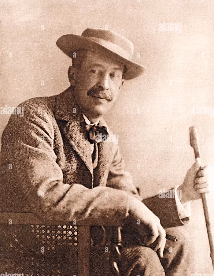 Huân tước Carnarvon, người tài trợ cho cuộc chinh phục lăng mộ bí ẩn này là nạn nhân đầu tiên của lời nguyền: ông bị một con muỗi cắn vào người và sau đó gặp tai họa trong lúc đang cạo râu. Vết thương nhanh chóng bị nhiễm trùng và ông qua đời vì bị nhiễm trùng máu.