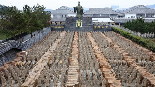  2. Lăng mộ Tần Thủy Hoàng (Trung Quốc): Vào năm 1974, những nông dân ở Trường An, trong lúc đào giếng đã khám phá ra một quần thể lăng mộ nằm dưới lòng đất vô cùng rộng lớn. Họ đã vô tình phát hiện ra khu vực bị nghi là lăng mộ của Tần Thủy Hoàng, vị vua đầu tiên và cũng là người thống nhất Trung Hoa.