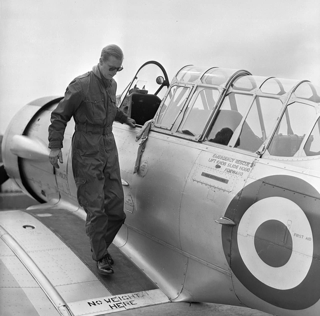 Ông đã học tập tại một trường quân sự nổi tiếng của Anh và tốt nghiệp với vị trí xuất sắc, trước khi gia nhập quân đội và tham gia Thế chiến II.