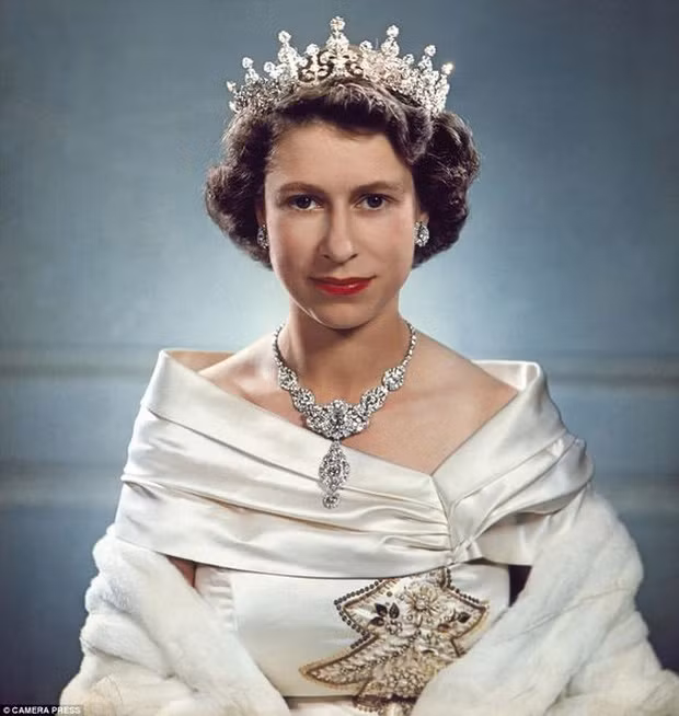 Sau khi kết thúc chương trình giáo dục chính quy, bà thông thạo nhiều ngôn ngữ như Pháp, Đức, Tây Ban Nha,... và lấy bằng kép từ bốn trường đại học. 