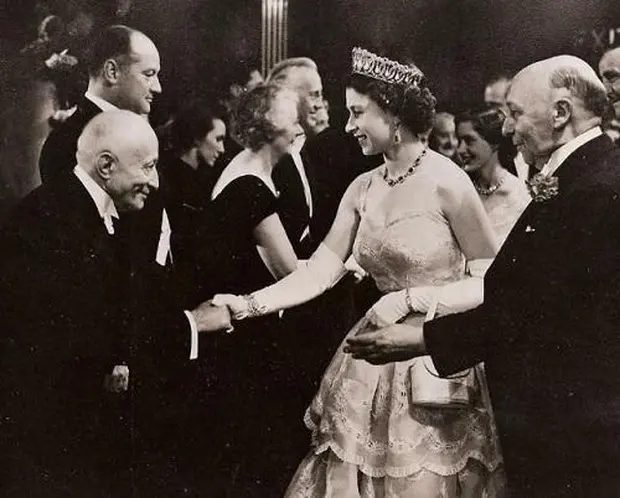 Năm 1952, khi mới 26 tuổi, bà thừa kế ngai vị sau khi vua cha qua đời. 