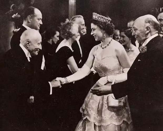 Năm 1952, khi mới 26 tuổi, bà thừa kế ngai vị sau khi vua cha qua đời. 