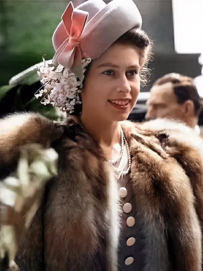 Cha của bà lên ngôi Quốc vương vào năm 1936 sau khi người bác ruột của bà là Quốc vương Edward VIII thoái vị, khiến Elizabeth trở thành người kế vị ngai vàng, gánh trên vai vận mệnh của hoàng tộc. 