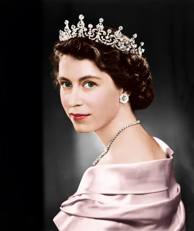 Là chủ nhân của tất cả trang sức, vương miện của hoàng tộc, Nữ hoàng luôn xuất hiện lộng lẫy trong mọi sự kiện.
