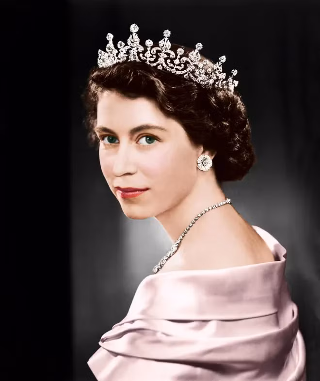 Là chủ nhân của tất cả trang sức, vương miện của hoàng tộc, Nữ hoàng luôn xuất hiện lộng lẫy trong mọi sự kiện.