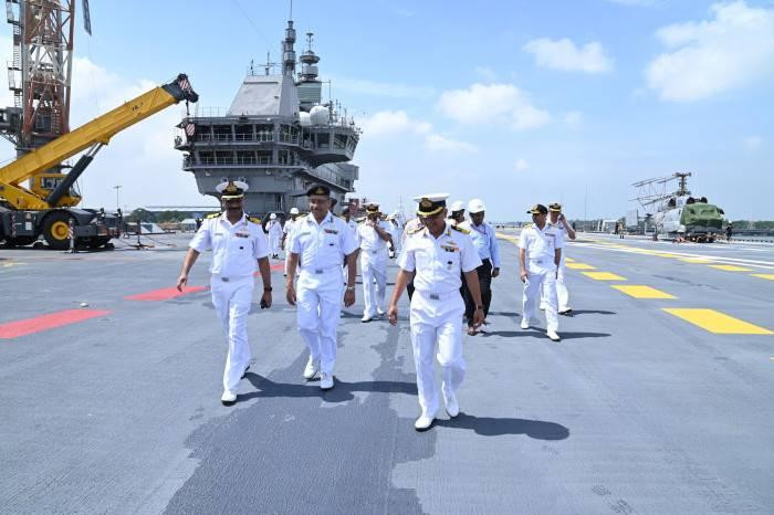 Con tàu dài 262 m với lượng choán nước 47.400 tấn này là tàu sân bay đầu tiên được đóng tại Ấn Độ, tỷ lên nội địa hóa được tuyên bố là 75%, với sự tham gia của hơn 100 doanh nghiệp địa phương.