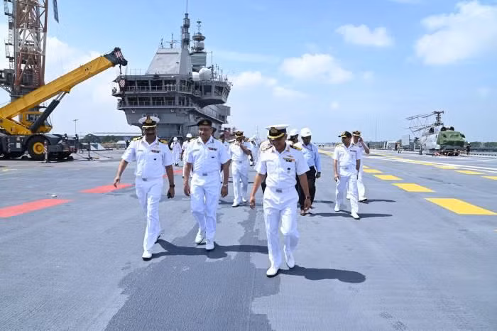 Con tàu dài 262 m với lượng choán nước 47.400 tấn này là tàu sân bay đầu tiên được đóng tại Ấn Độ, tỷ lên nội địa hóa được tuyên bố là 75%, với sự tham gia của hơn 100 doanh nghiệp địa phương.