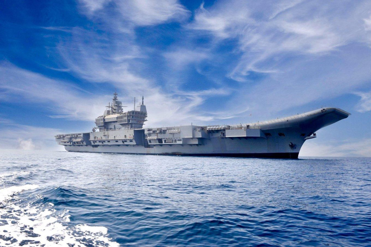 Như vậy, Hải quân Ấn Độ đã có hai tàu sân bay phục vụ sau khi tàu INS Vikramaditya - vốn là chiếc tuần dương hạm Đô đốc Gorshkov của Nga được hoán cải vào năm 2014.