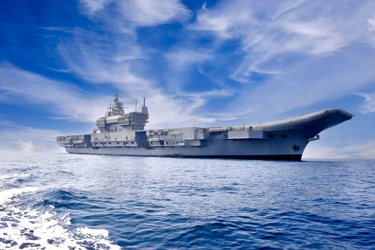 Như vậy, Hải quân Ấn Độ đã có hai tàu sân bay phục vụ sau khi tàu INS Vikramaditya - vốn là chiếc tuần dương hạm Đô đốc Gorshkov của Nga được hoán cải vào năm 2014.