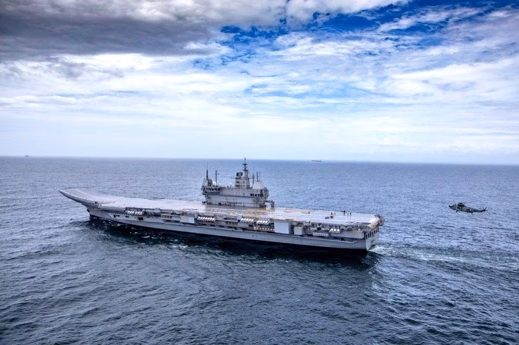 Rõ ràng hiện nay Ấn Độ đã vượt xa Nga về năng lực đóng tàu chiến cỡ lớn. Ngay tại Moskva, có nhiều ý kiến cho rằng cần cho chiếc Đô đốc Kuznetsov nghỉ hưu nhưng ý tưởng này bị bác bỏ bởi họ không có khả năng đóng một con tàu lớn như vậy vào thời điểm hiện nay. 