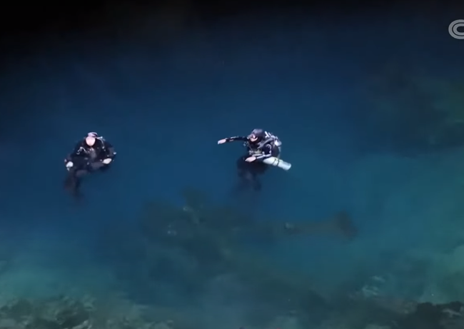 Pháp y cho biết, những người này đã chìm dưới hồ Lục Quật và vùng vẫy rất kịch liệt trước khi chết. Xung quanh những bộ hài cốt còn có rất nhiều sợi xích dài và nặng. Đó chính là lý do họ vùng vẫy cách nào cũng vô dụng.