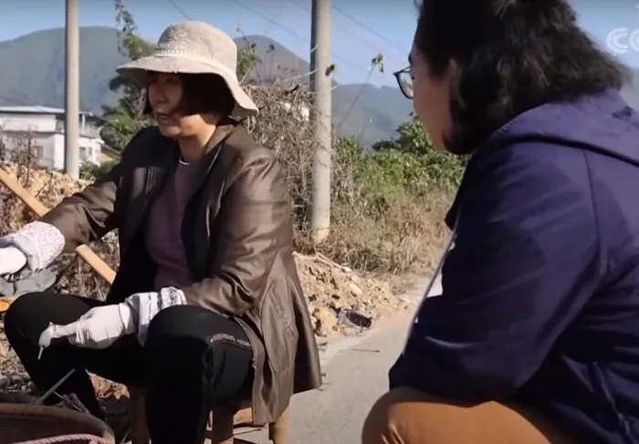 Cảnh sát tìm được một bà lão 86 tuổi sống ở khu vực gần đó. Lời kể của bà đã giúp chuyên gia và cảnh sát vén màn lịch sử đen tối nằm bên dưới hồ Lục Quật với làn nước xanh ngắt một màu kia.