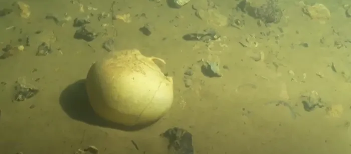 Cảnh sát mời chuyên gia khảo cổ tham gia điều tra. Kết quả cho thấy những bộ xương phụ nữ dưới hồ Lục Quật là người sống ở giai đoạn những năm cuối của nhà Thanh.